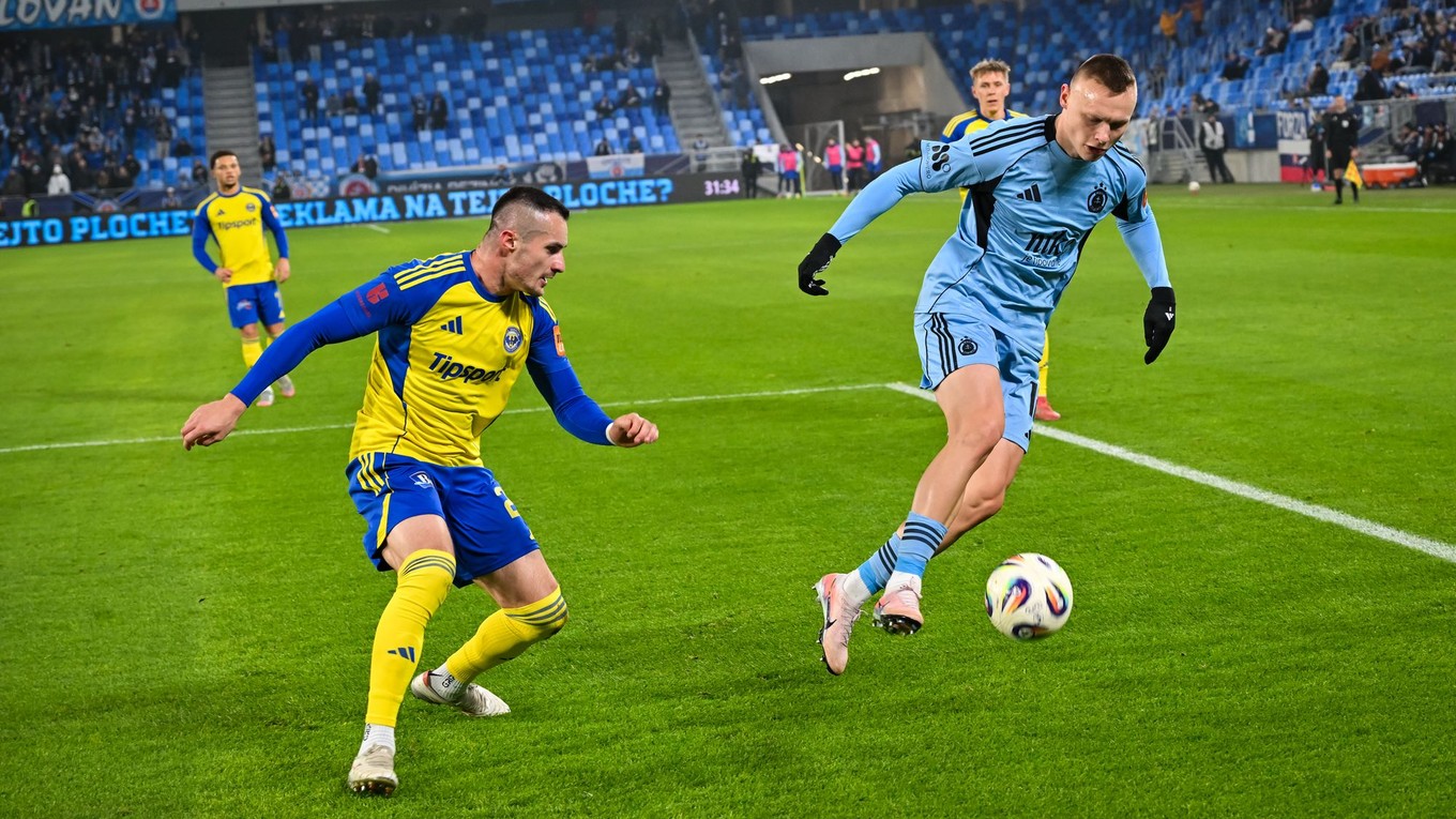Zľava Matej Čurma (Michalovce) a Nino Marcelli (Slovan)