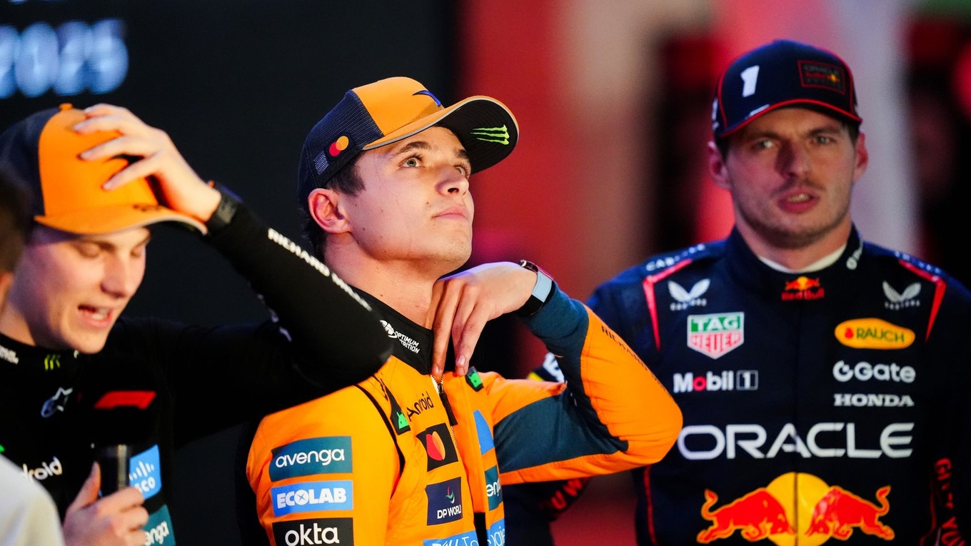 Na snímke sú pretekári F1 Oscar Piastri, Lando Norris a Max Verstappen. 