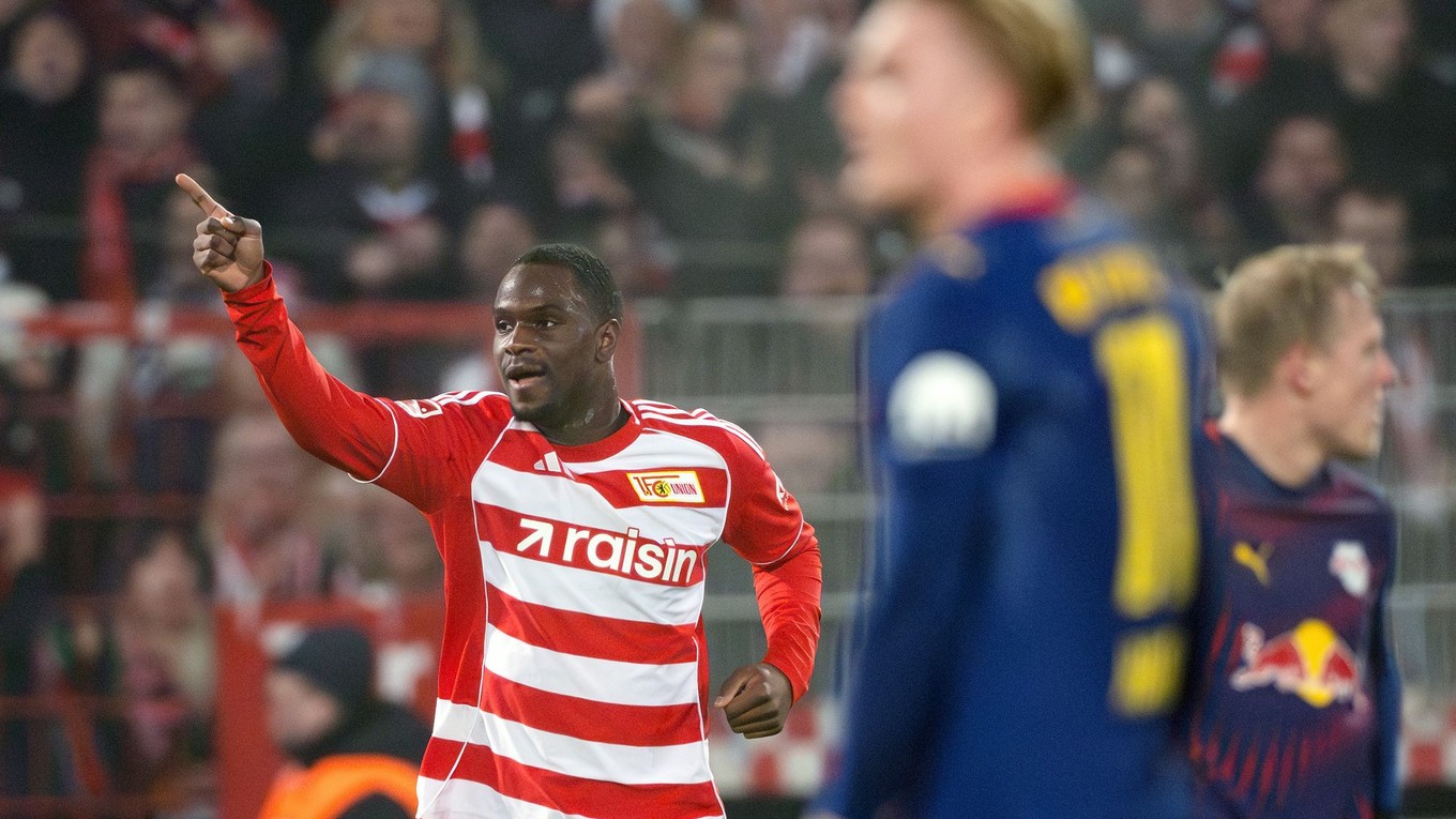 Ilyas Ansa oslavuje gól. 