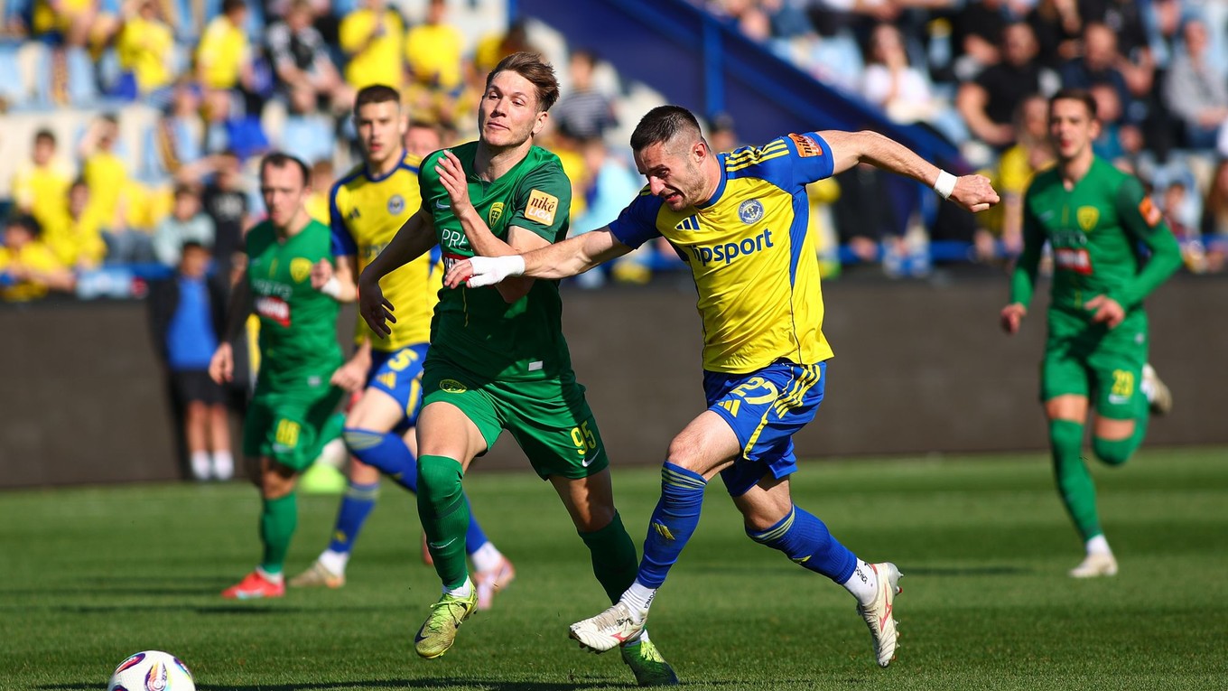 Marko Roginič (Žilina) a Matej Čurma (Michalovce) bojujú o loptu v zápase 4. kola nadstavbovej časti futbalovej Niké ligy v skupine o titul. 