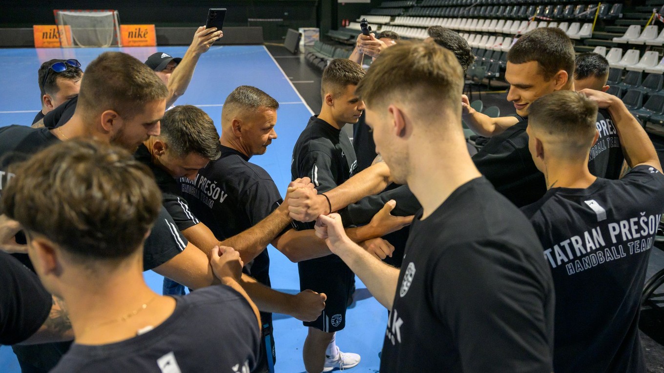 Hráči v kruhu počas prvého tréningu hádzanárov Tatrana Prešov.
