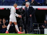 Kylian Mbappé a tréner Realu Madrid Carlo Ancelotti.