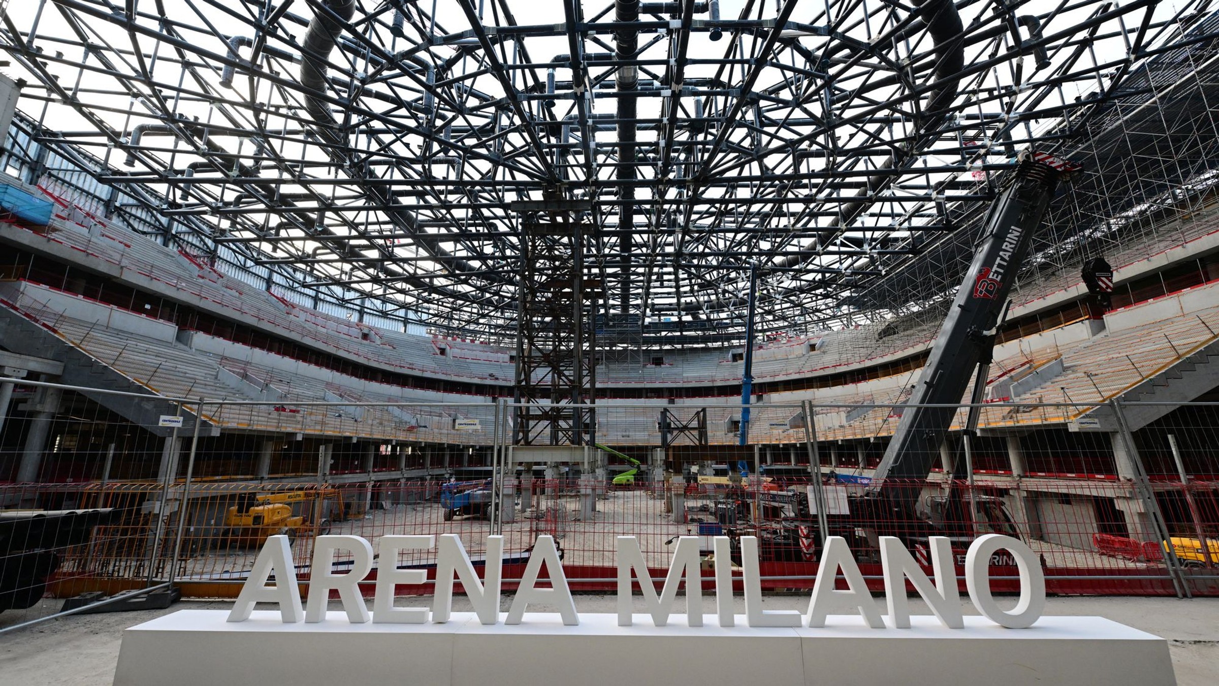 Santagiulia Ice Hockey Arena počas výstavby v lete 2025. 