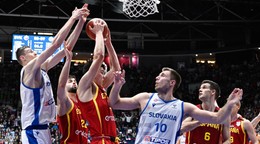 Vladimír Brodziansky (vpravo) a Michael Fusek (vľavo) v zápase Slovensko - Španielsko v kvalifikácii ME v basketbale 2025.