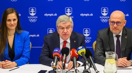 Členka Medzinárodného olympijského výboru (MOV) Danka Hrbeková Barteková, prezident MOV Thomas Bach a prezident Slovenského olympijského a športového výboru (SOŠV) Anton Siekel počas tlačovej konferencie v Bratislave.