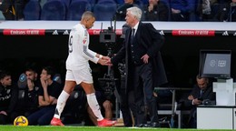 Kylian Mbappé a tréner Realu Madrid Carlo Ancelotti.