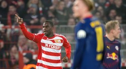 Ilyas Ansa oslavuje gól. 