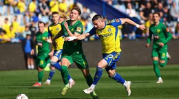 Marko Roginič (Žilina) a Matej Čurma (Michalovce) bojujú o loptu v zápase 4. kola nadstavbovej časti futbalovej Niké ligy v skupine o titul.