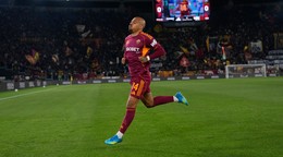 Donyell Malen sa teší z gólu v zápase 32. kola talianskej Serie A  AS Rím - SC Pisa.