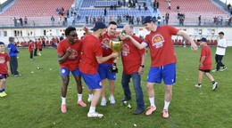 Futbalisti Partizána Bardejov oslavujú víťazstvo v súťaži.