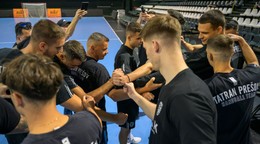Hráči v kruhu počas prvého tréningu hádzanárov Tatrana Prešov.