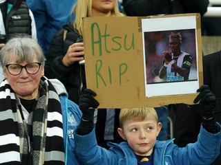 Futbaloví fanúšikovia si uctili pamiatku Christiana Atsua, ktorý zomrel pri zemetrasení. 