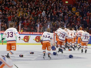 Hokejisti Tappara Tampere oslavujú víťazstvo v hokejovej Lige majstrov.