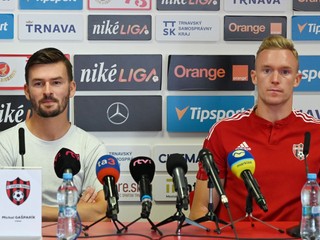 Tréner Spartaka Trnava Michal Gašparík a stredopoliar Roman Procházka. 