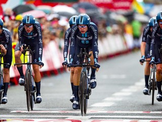 Cyklisti tímu DSM-Firmenich vyhrali 1. etapu na pretekoch Vuelta 2023, ktorou bola tímová časovka.