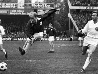 Bobby Charlton (v strede) v zápase Zvyšok Európy - Škandinávia.
