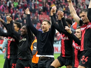 Futbalisti Leverkusenu oslavujú víťazstvo, uprostred tréner Xabi Alonso