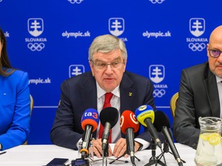 Členka Medzinárodného olympijského výboru (MOV) Danka Hrbeková Barteková, prezident MOV Thomas Bach a prezident Slovenského olympijského a športového výboru (SOŠV) Anton Siekel počas tlačovej konferencie v Bratislave.