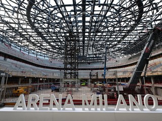 Santagiulia Ice Hockey Arena počas výstavby v lete 2025. 