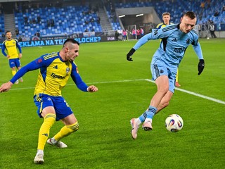 Zľava Matej Čurma (Michalovce) a Nino Marcelli (Slovan)