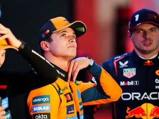 Na snímke sú pretekári F1 Oscar Piastri, Lando Norris a Max Verstappen. 