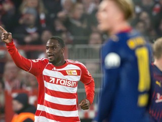 Ilyas Ansa oslavuje gól. 