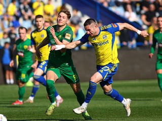 Marko Roginič (Žilina) a Matej Čurma (Michalovce) bojujú o loptu v zápase 4. kola nadstavbovej časti futbalovej Niké ligy v skupine o titul.