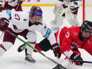 Momentka zo zápasu Kanada - Lotyšsko.