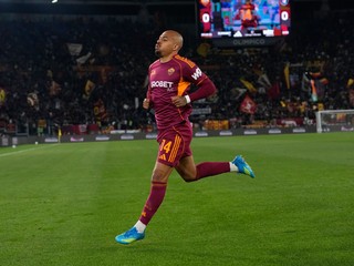 Donyell Malen sa teší z gólu v zápase 32. kola talianskej Serie A  AS Rím - SC Pisa.