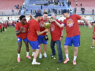 Futbalisti Partizána Bardejov oslavujú víťazstvo v súťaži.