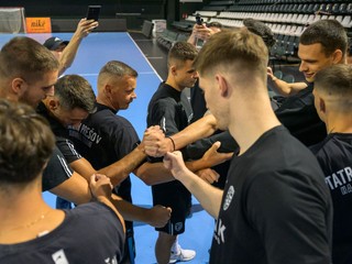 Hráči v kruhu počas prvého tréningu hádzanárov Tatrana Prešov.