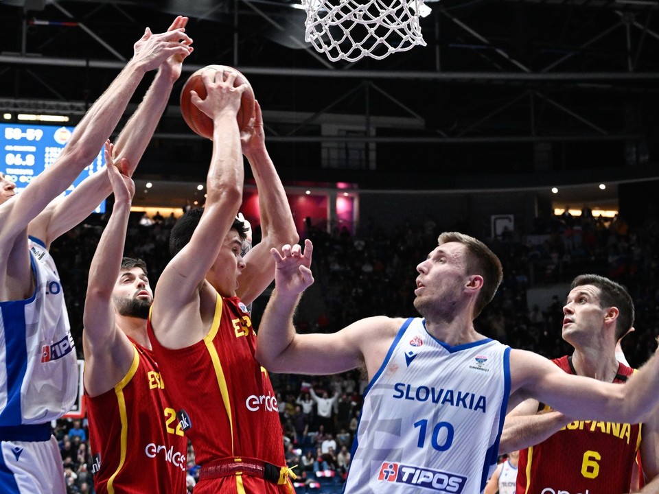 Vladimír Brodziansky (vpravo) a Michael Fusek (vľavo) v zápase Slovensko - Španielsko v kvalifikácii ME v basketbale 2025.