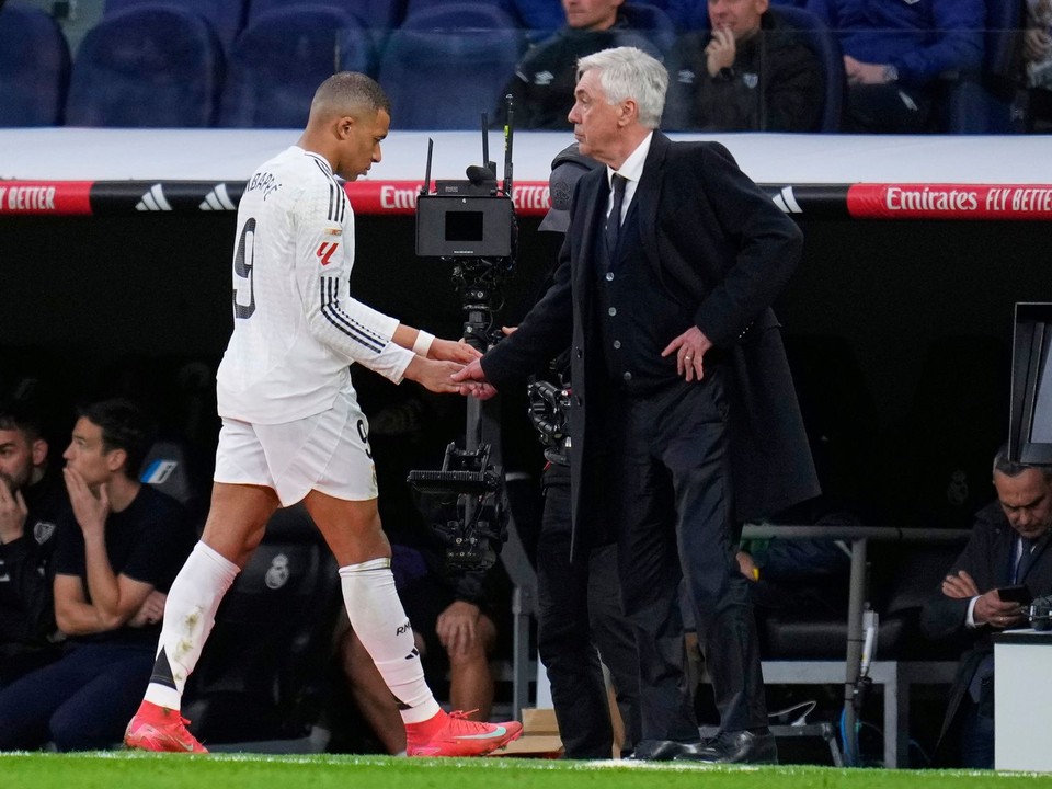 Kylian Mbappé a tréner Realu Madrid Carlo Ancelotti.