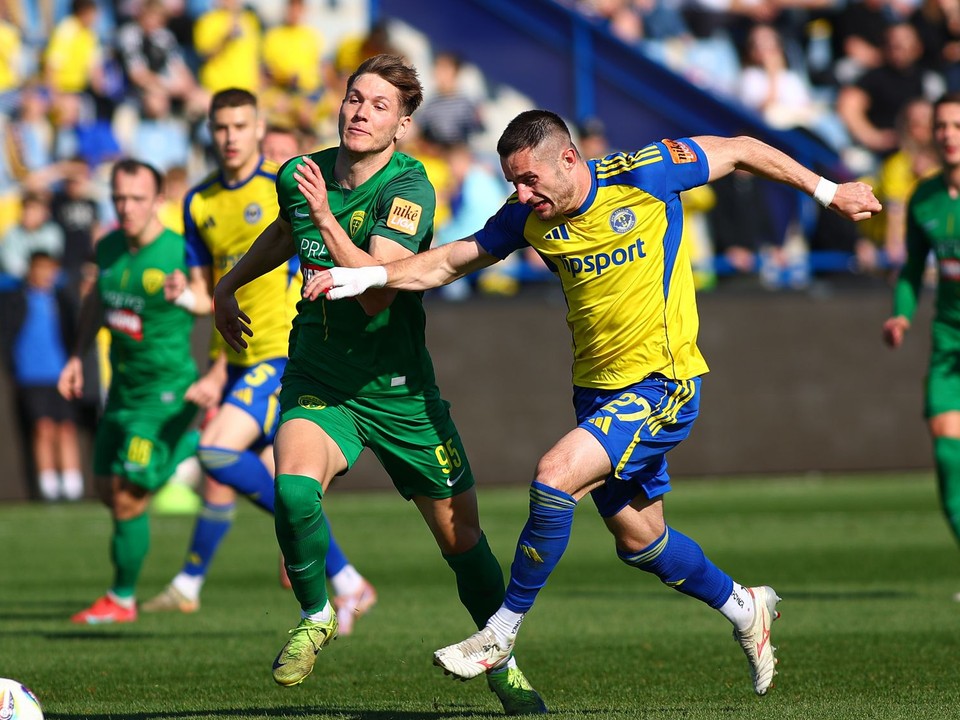 Marko Roginič (Žilina) a Matej Čurma (Michalovce) bojujú o loptu v zápase 4. kola nadstavbovej časti futbalovej Niké ligy v skupine o titul.