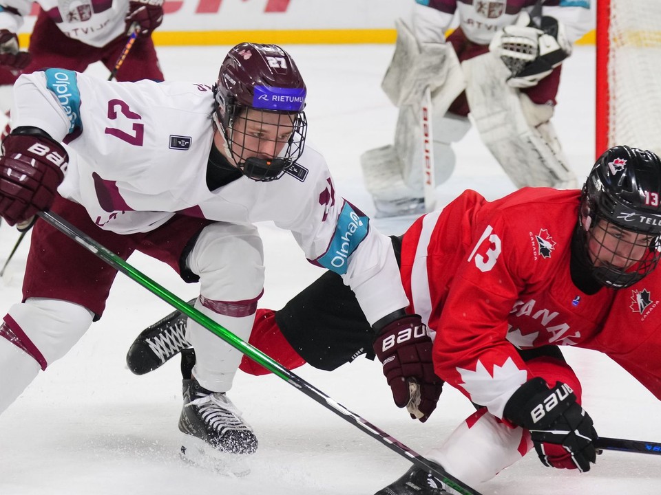 Momentka zo zápasu Kanada - Lotyšsko.
