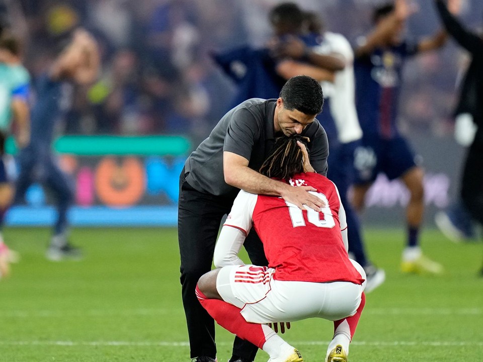 Zdrvený Mikel Arteta po finále Ligy majstrov.