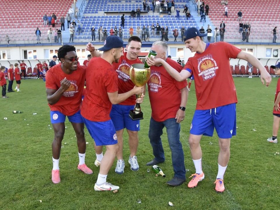 Futbalisti Partizána Bardejov oslavujú víťazstvo v súťaži.