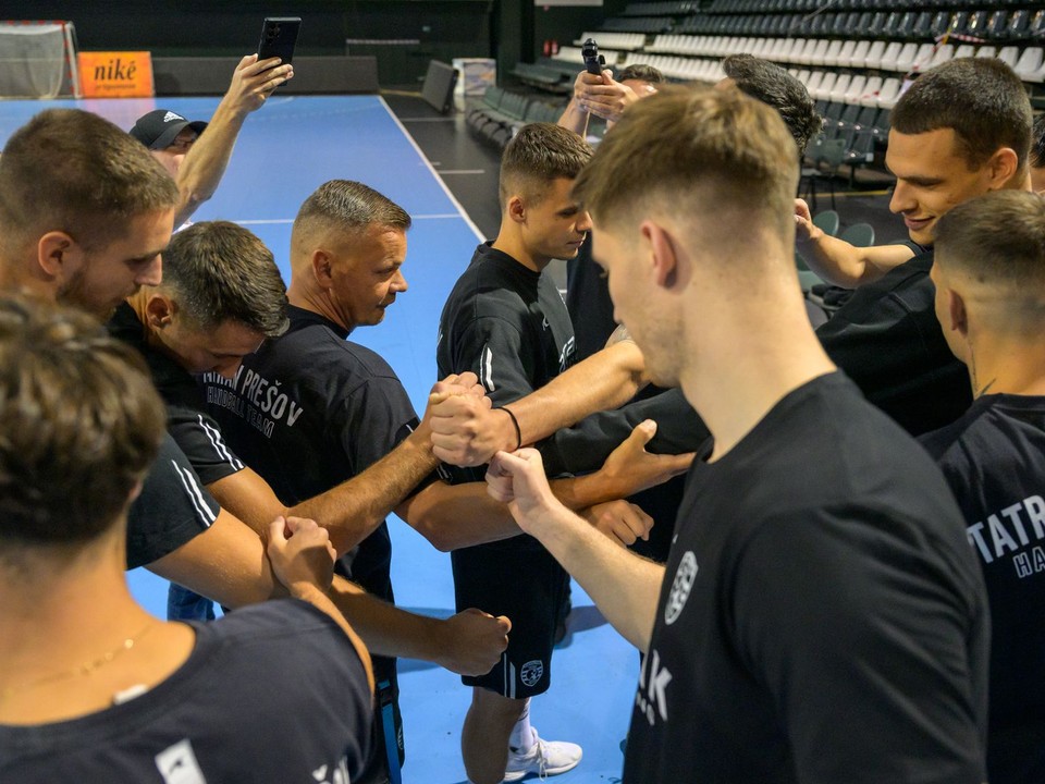 Hráči v kruhu počas prvého tréningu hádzanárov Tatrana Prešov.
