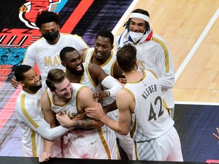 Luka Dončič (dole) a jeho spoluhráči z Dallas Mavericks.