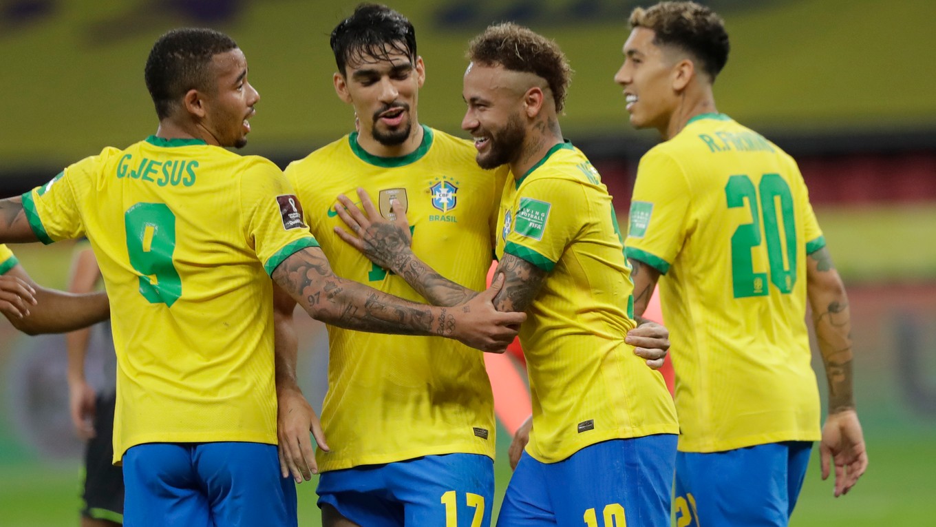 Radosť futbalistov Brazílie po strelení gólu.