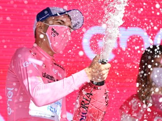 Maďarský cyklista Attila Valter v drese pre lídra Giro d'Italia. 
