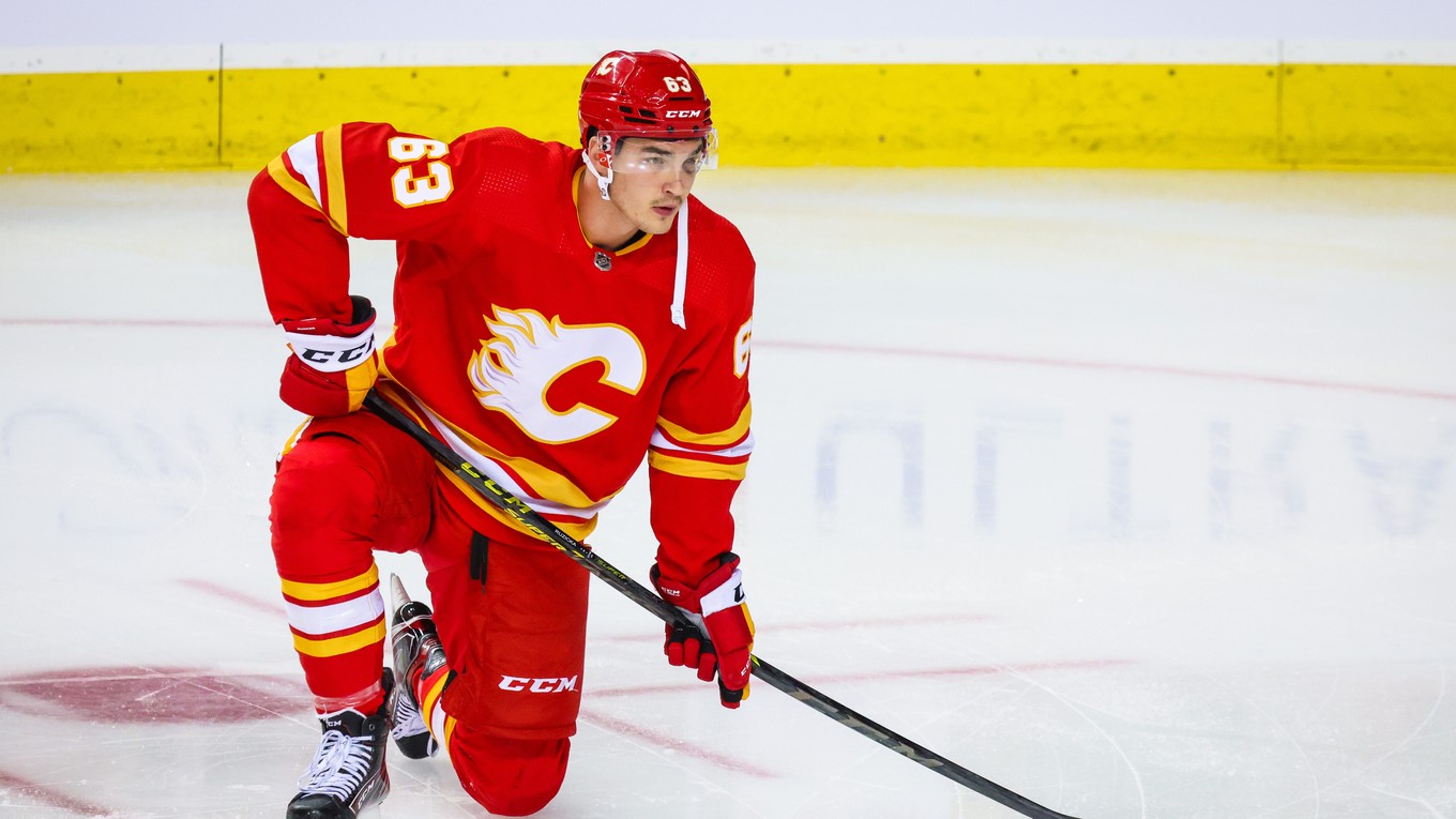 Adam Ružička v drese Calgary Flames. 