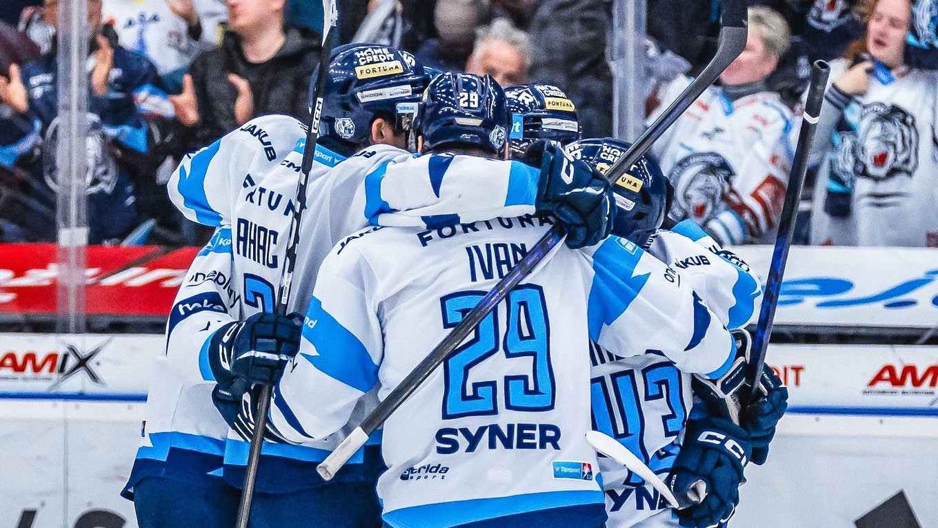 Michal Ivan (29) oslavuje gól so spoluhráčmi