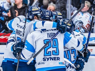 Michal Ivan (29) oslavuje gól so spoluhráčmi