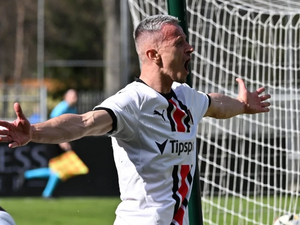 Róbert Pich po strelení gólu číslo 100.