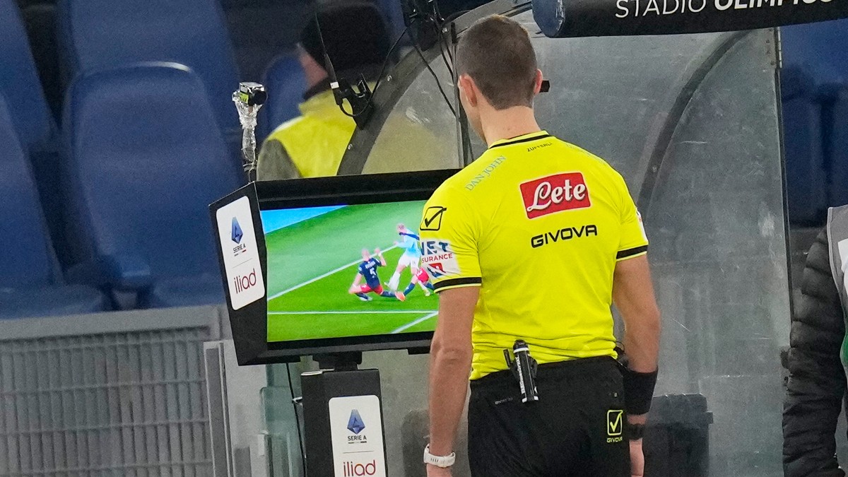 Rozhodca a systém VAR (ilustračná fotografia).