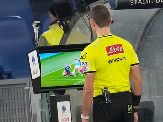 Rozhodca a systém VAR (ilustračná fotografia).