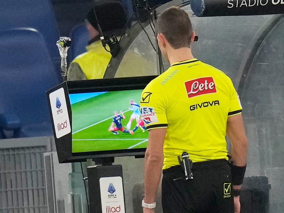 Rozhodca a systém VAR (ilustračná fotografia).