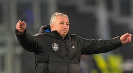 Tréner Dan Petrescu na lavičke Klužu.