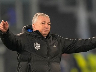 Tréner Dan Petrescu na lavičke Klužu.